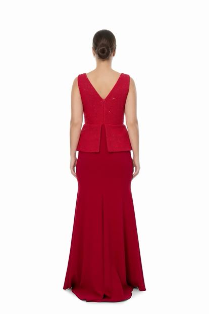 فستان سهرة أحمر بياقة على شكل حرف V بمقاسات كبيرة